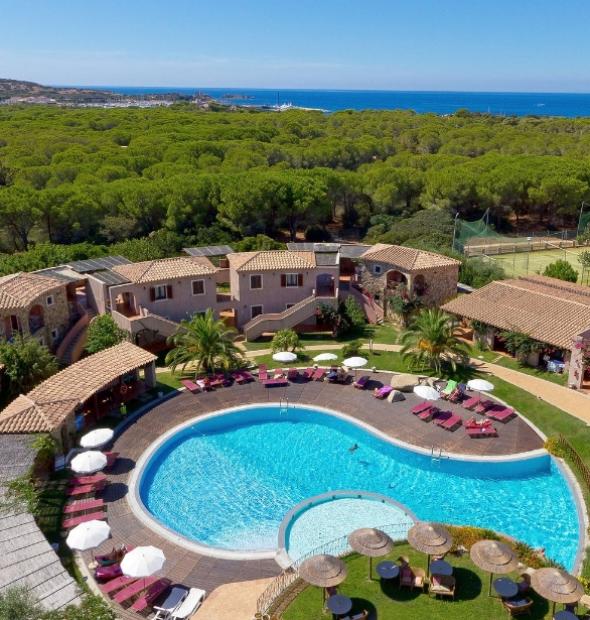 Resort con piscina, vista mare e giardini, immerso nella natura mediterranea.